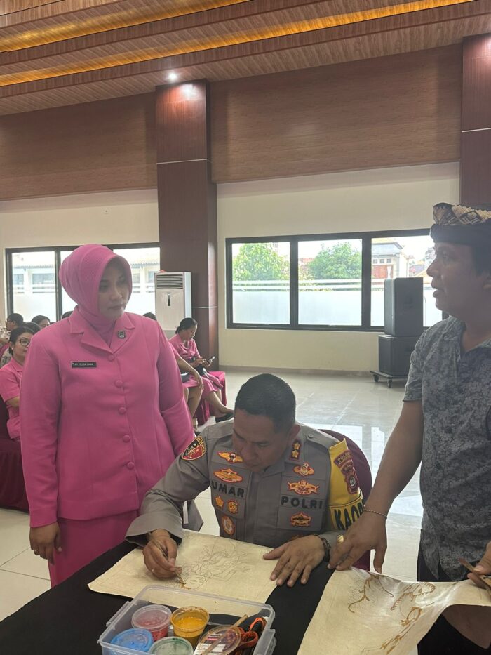Kapolres Klungkung dan Ketua Bhayangkari Belajar Melukis Wayang&nbsp;Kamasan