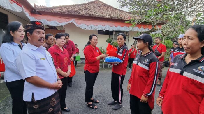 Apresiasi Petugas Kebersihan Alun Alun Kota Bangli, Ny. Sariasih Sedana Arta Bagikan Paket&nbsp;Sembako