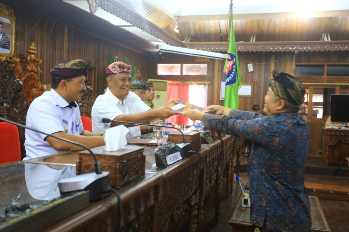 Sempat Molor, Dewan Klungkung Akhirnya Sepakati Pertanggungjawaban APBD 2023 Menjadi&nbsp;Perda