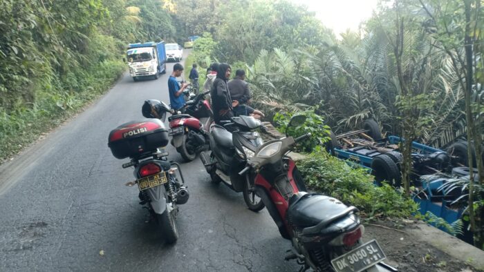Kecelakaan, Truk Bermuatan Pasir dan Honda Vario Masuk&nbsp;Jurang