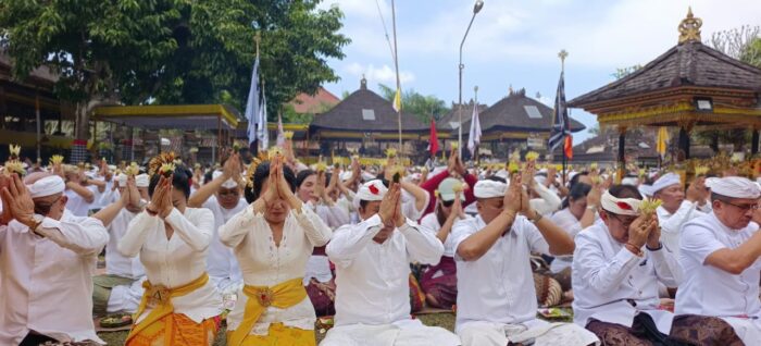 Bakti Penganyar Pemerintah Kabupaten Bangli di Pura Mandhara Giri Semeru&nbsp;Agung