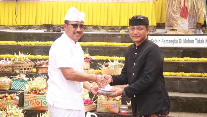 Bakti Penganyar Buleleng Menyumbang Punia Senilai 100 Juta Rupiah ke Pura&nbsp;Lumajang