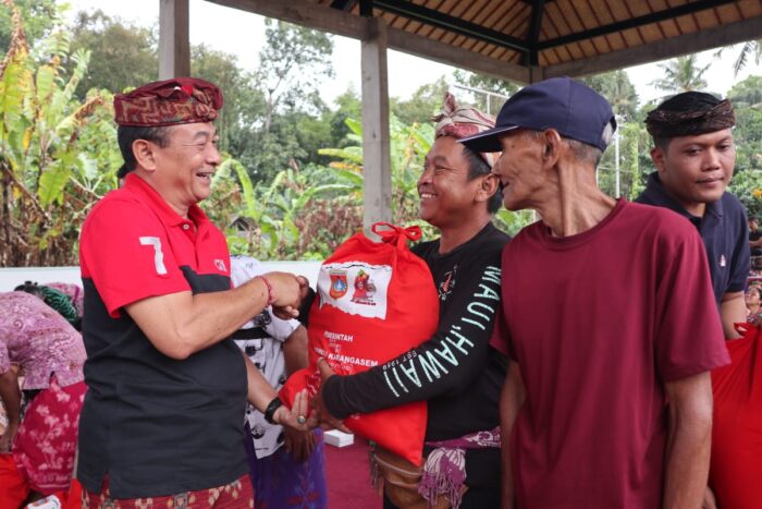 Gede Dana Sosialisasikan Penanganan Kemiskinan Kultural di Desa&nbsp;Abang