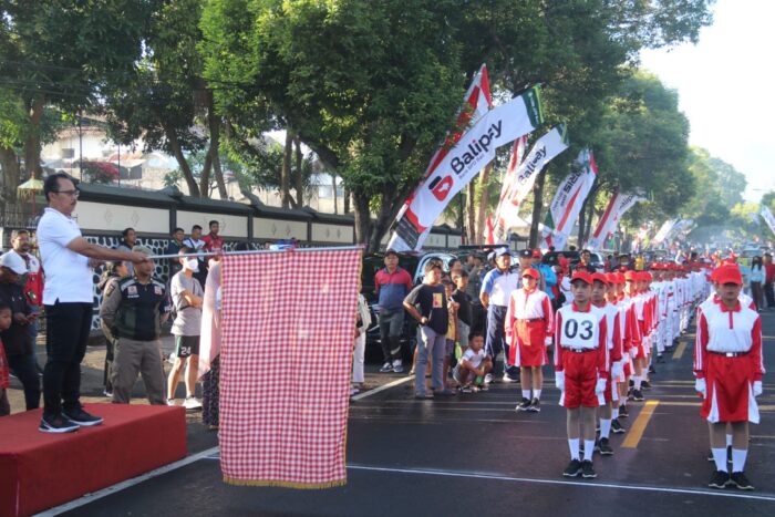 Pj. Lihadnyana Ajak Generasi Muda Bangkitkan Semangat Nasionalisme melalui Lomba Gerak&nbsp;Jalan