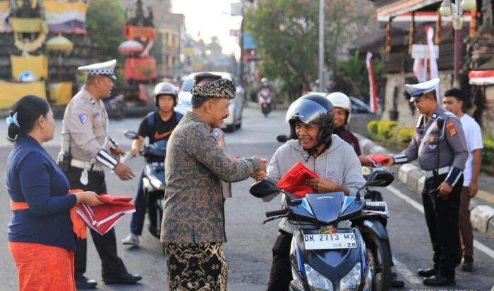 Jelang HUT RI ke 79, Pemkab Klungkung Bagikan Bendera Merah&nbsp;Putih