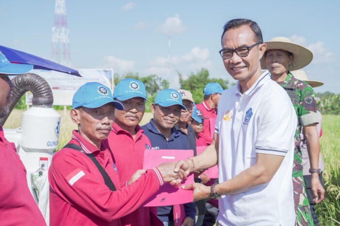 Atasi Kelangkaan Buruh Panen Padi, Petani Di Kabupaten Badung Mulai Gunakan Mesin Panen Padi Modern Combine&nbsp;Harvester