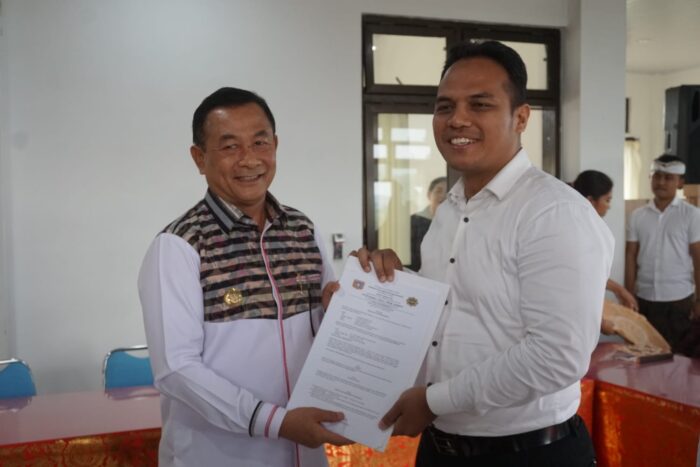 Bupati Gede Dana Serahkan SK Pegawai BLUD RSUD&nbsp;Karangasem
