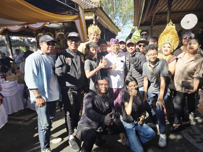 Sambutan Hangat Tamu Undangan Rame Rame Berswafoto saat Koster Hadiri Nikah Tokoh Demokrat&nbsp;Buleleng